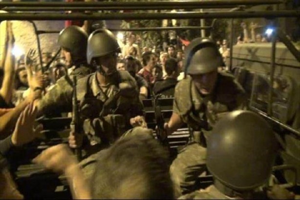 Foto - Darbecilerle birlikte hareket eden polisler tutuklandı!