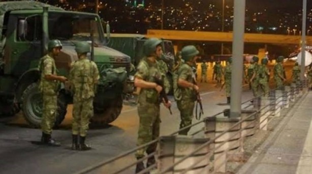Darbecilerle birlikte hareket eden polisler tutuklandı!