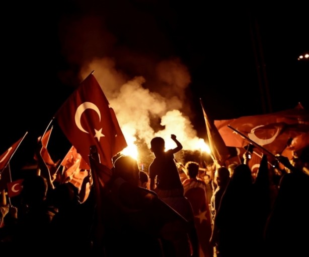 Foto - Darbecilerle birlikte hareket eden polisler tutuklandı!