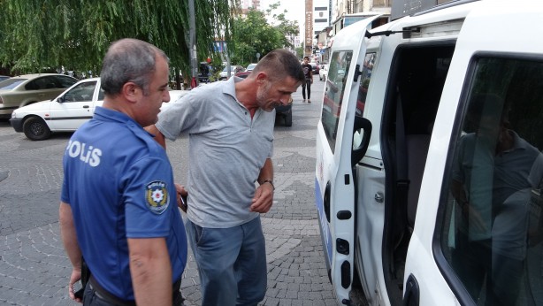 Foto - Darbedilen kadını kurtaran adam kolundan yaralandı!