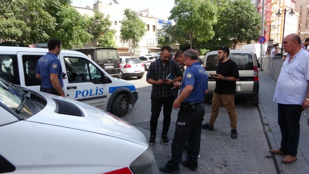 Darbedilen kadını kurtaran adam kolundan yaralandı!