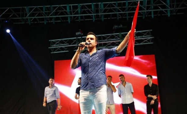 Foto - Darbeye karşı meydanlara inen ünlü isimler