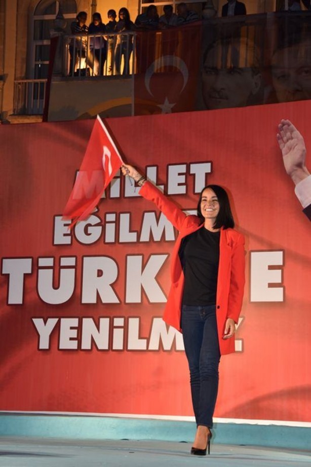 Foto - Darbeye karşı meydanlara inen ünlü isimler