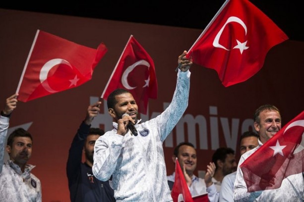 Foto - Darbeye karşı meydanlara inen ünlü isimler