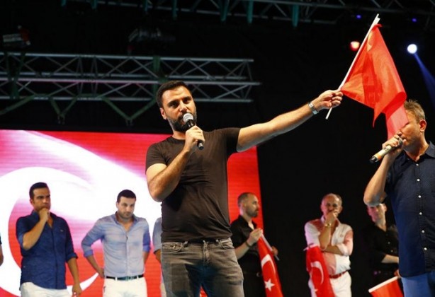 Foto - Darbeye karşı meydanlara inen ünlü isimler