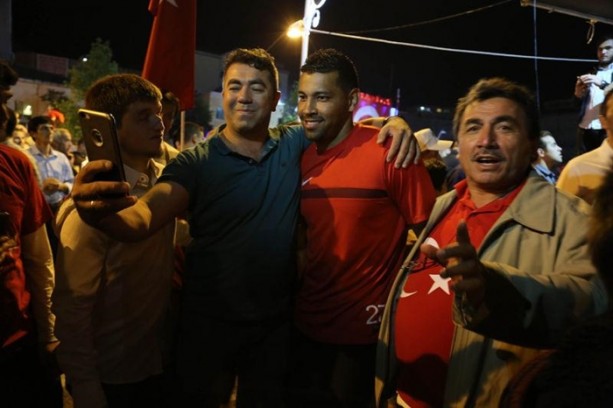 Foto - Darbeye karşı meydanlara inen ünlü isimler