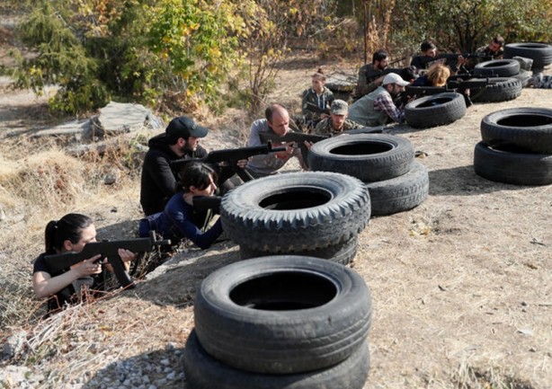 Foto - Darma duman olan Ermenistan ne yapacağını şaşırdı! Rus bayrakları diktiler...