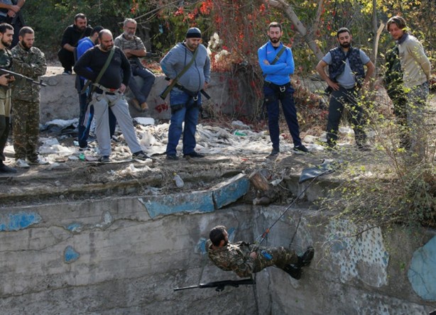 Foto - Darma duman olan Ermenistan ne yapacağını şaşırdı! Rus bayrakları diktiler...
