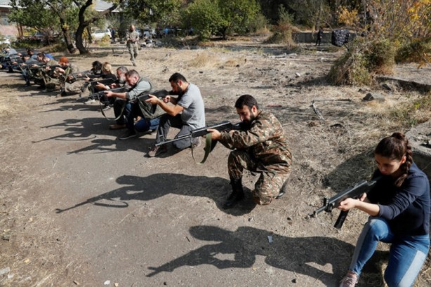 Foto - Darma duman olan Ermenistan ne yapacağını şaşırdı! Rus bayrakları diktiler...