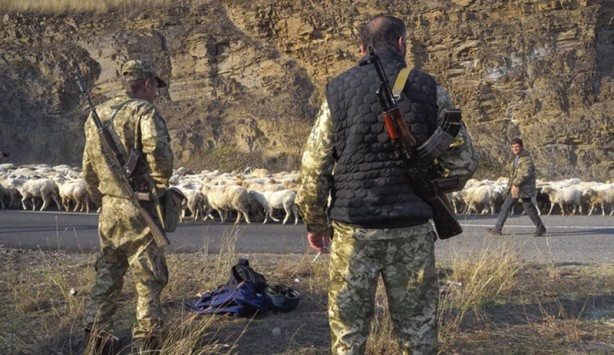 Foto - Darma duman olan Ermenistan ne yapacağını şaşırdı! Rus bayrakları diktiler...
