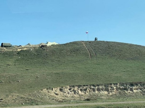 Foto - Darma duman olan Ermenistan ne yapacağını şaşırdı! Rus bayrakları diktiler...
