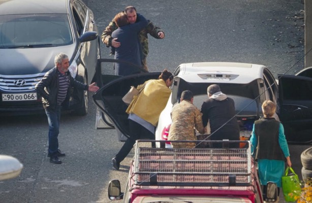 Foto - Darma duman olan Ermenistan ne yapacağını şaşırdı! Rus bayrakları diktiler...