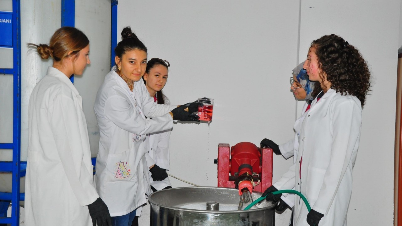 Foto - Darphane gibi para basıyor: Okul değil sanki fabrika!