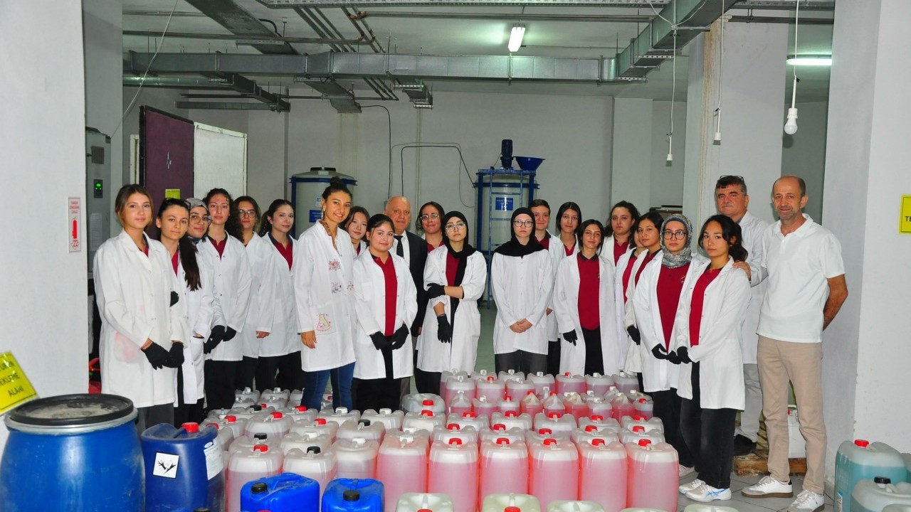 Darphane gibi para basıyor: Okul değil sanki fabrika!