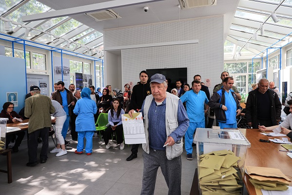 Foto - Darülaceze sakinleri oylarını kullanıyor
