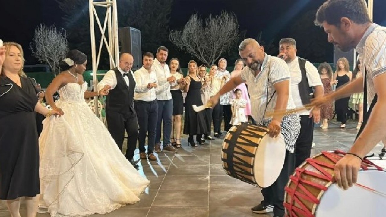 Foto - Davullu zurnalı düğün yapıldı! Hatay'a Ganalı gelin