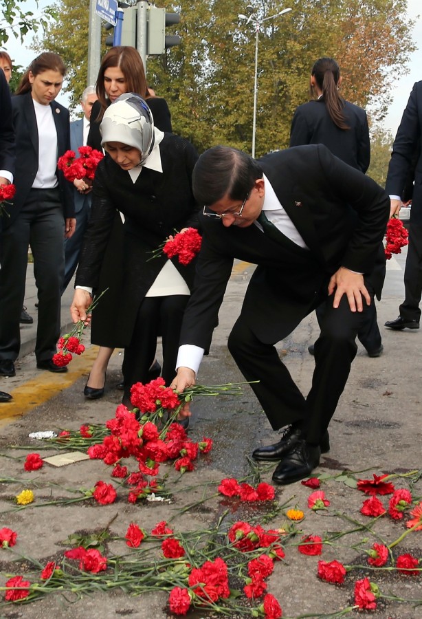 Foto - Davutoğlu patlamanın yaşandığı yeri inceledi