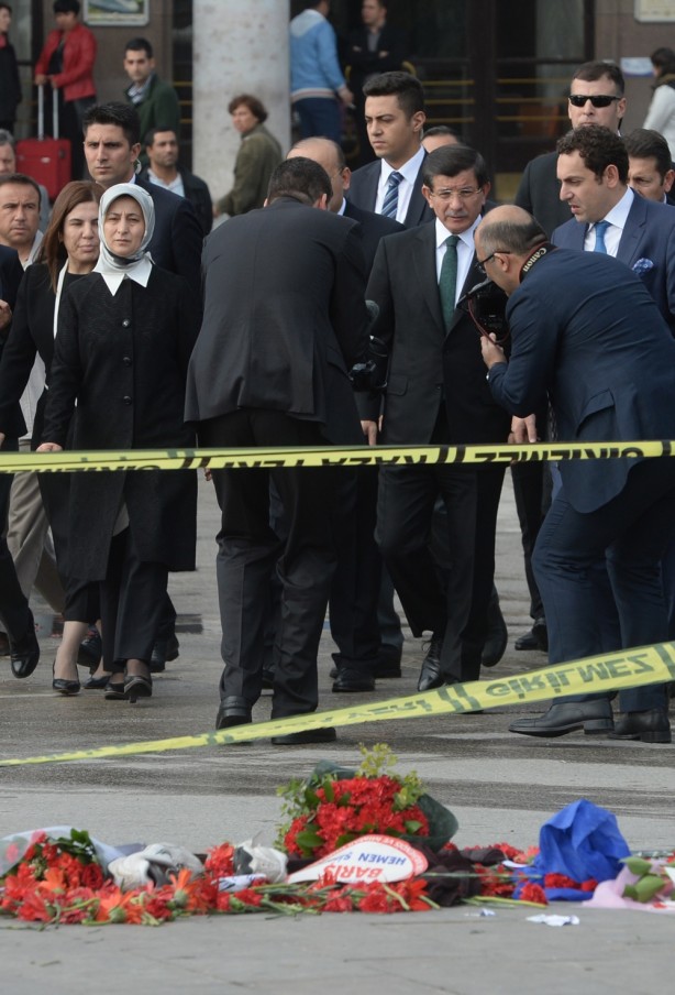 Foto - Davutoğlu patlamanın yaşandığı yeri inceledi