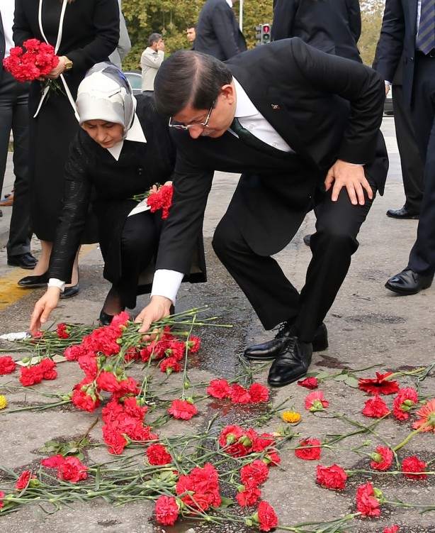 Foto - Davutoğlu patlamanın yaşandığı yeri inceledi