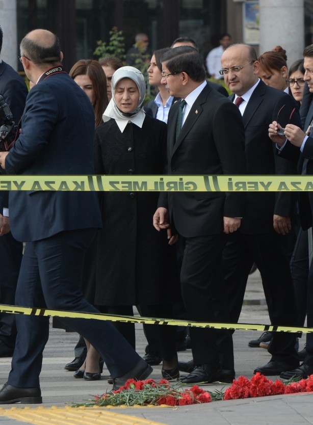 Foto - Davutoğlu patlamanın yaşandığı yeri inceledi