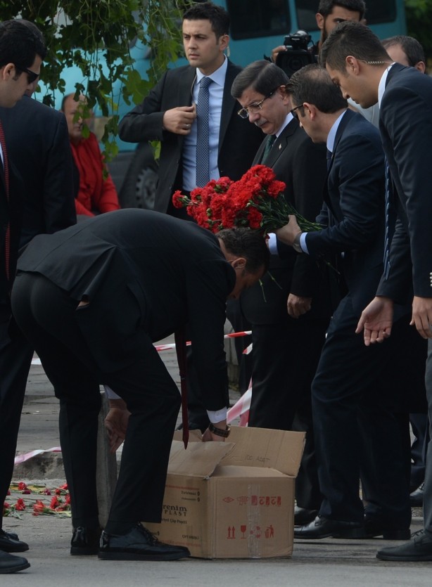Foto - Davutoğlu patlamanın yaşandığı yeri inceledi