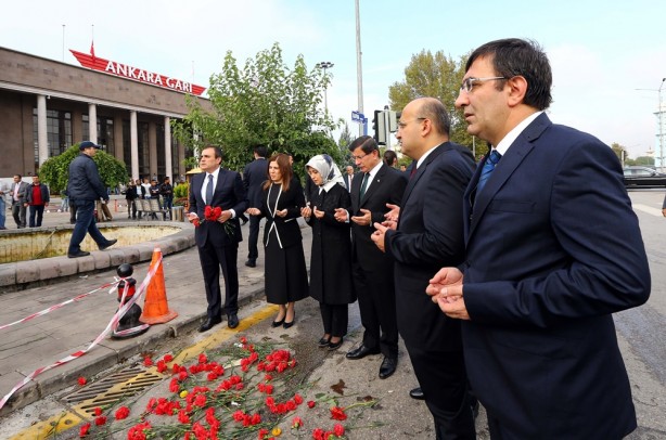 Foto - Davutoğlu patlamanın yaşandığı yeri inceledi