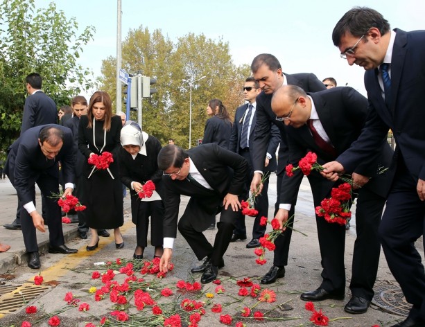 Foto - Davutoğlu patlamanın yaşandığı yeri inceledi