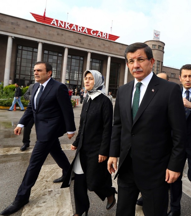 Foto - Davutoğlu patlamanın yaşandığı yeri inceledi