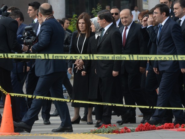 Foto - Davutoğlu patlamanın yaşandığı yeri inceledi