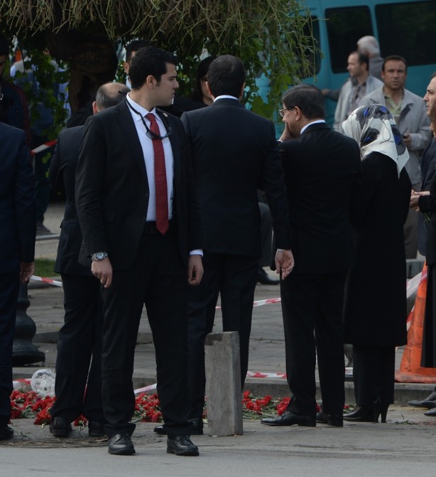 Foto - Davutoğlu patlamanın yaşandığı yeri inceledi