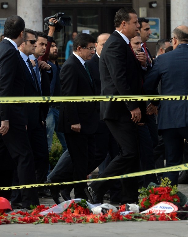 Foto - Davutoğlu patlamanın yaşandığı yeri inceledi