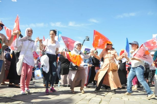 Foto - Davutoğlu'ndan İzmir'de gövde gösterisi