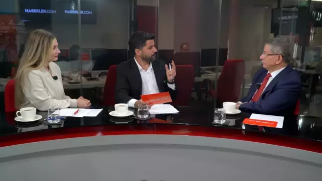 Foto - Davutoğlu’ndan olay sözler! "Şimdi telefonum çalsa ve sayın Cumhurbaşkanı arayıp ‘Gel’ dese, giderim"