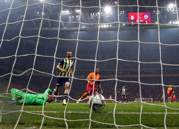 Foto - Dayanamadı! 94. dakikada gelen gol can aldı 