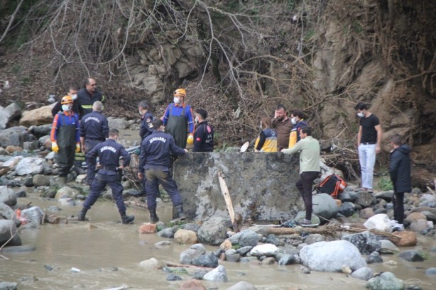 Foto - Debisi yükselen derede suya kapıldılar! Acı haber