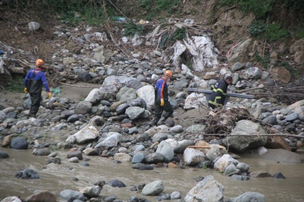 Debisi yükselen derede suya kapıldılar! Acı haber