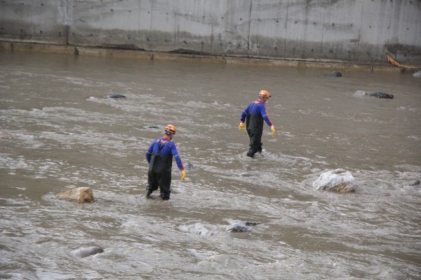 Foto - Debisi yükselen derede suya kapıldılar! Acı haber