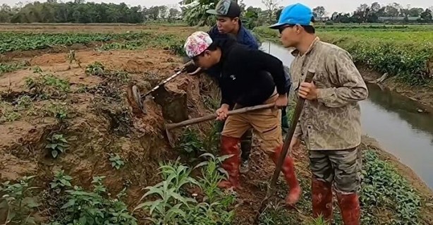 Foto - Dedektörle bulup çuvala doldurdular! Toprağın altından yüzlercesi çıktı