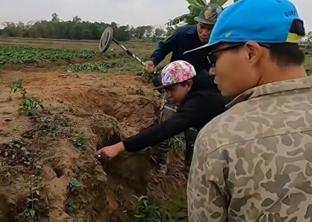 Foto - Dedektörle bulup çuvala doldurdular! Toprağın altından yüzlercesi çıktı