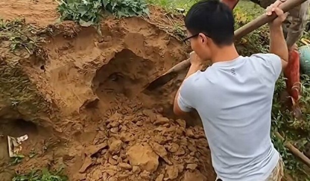 Foto - Dedektörle bulup çuvala doldurdular! Toprağın altından yüzlercesi çıktı