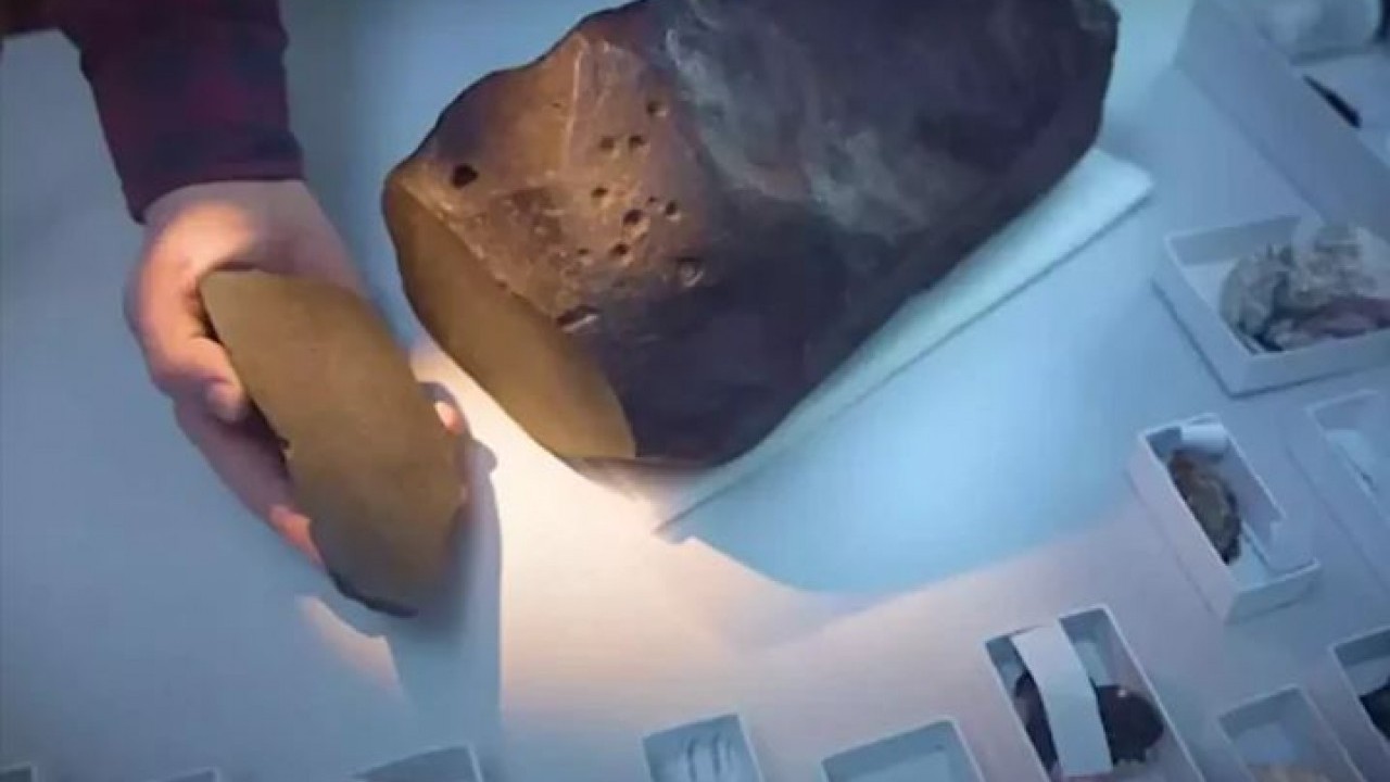 Foto - Dedektörle gezerken parkta buldu: Altın sandı, kozmik hazine çıktı!