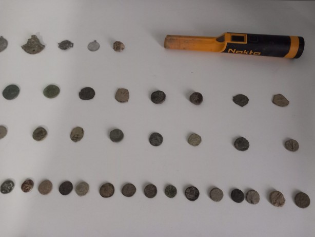 Foto - Dedektörlerle hazine buldular! Satmaya çalışırken elense oldular