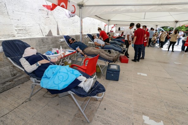 'Dedelerimiz Çanakkale'de omuz omuza savaştı' dedi! Türk Kızılay'a kan bağışı