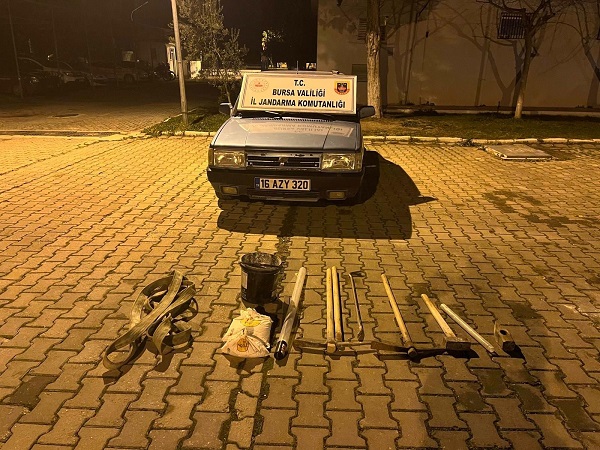 Foto - Defineciler adeta oraya dadandı! 2000 yıllık kaya mezarları bu hale geldi