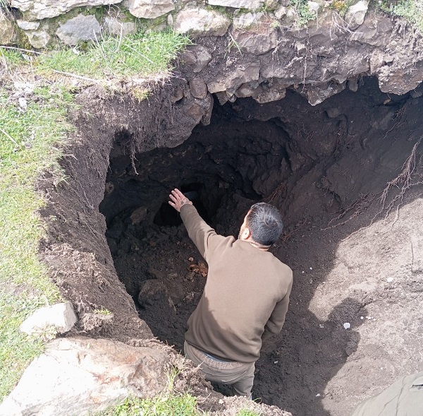 Defineciler bir kez daha 'yok artık' dedirtti! Binlerce yıllık tümülüsün altını böyle oydular