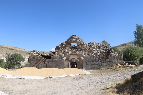 Foto - Defineciler talan etti! O yapı restore edilmeyi bekliyor