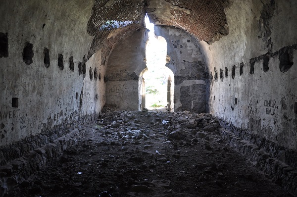 Foto - Defineciler yaptı yapacaklarını! Tarihi yapı bu hale geldi