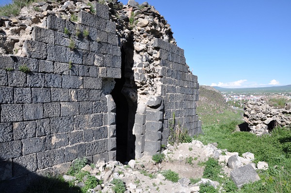 Foto - Defineciler yaptı yapacaklarını! Tarihi yapı bu hale geldi