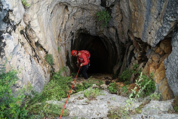 Definecilerden akıl almaz kazı: Mağarada şoke oldular