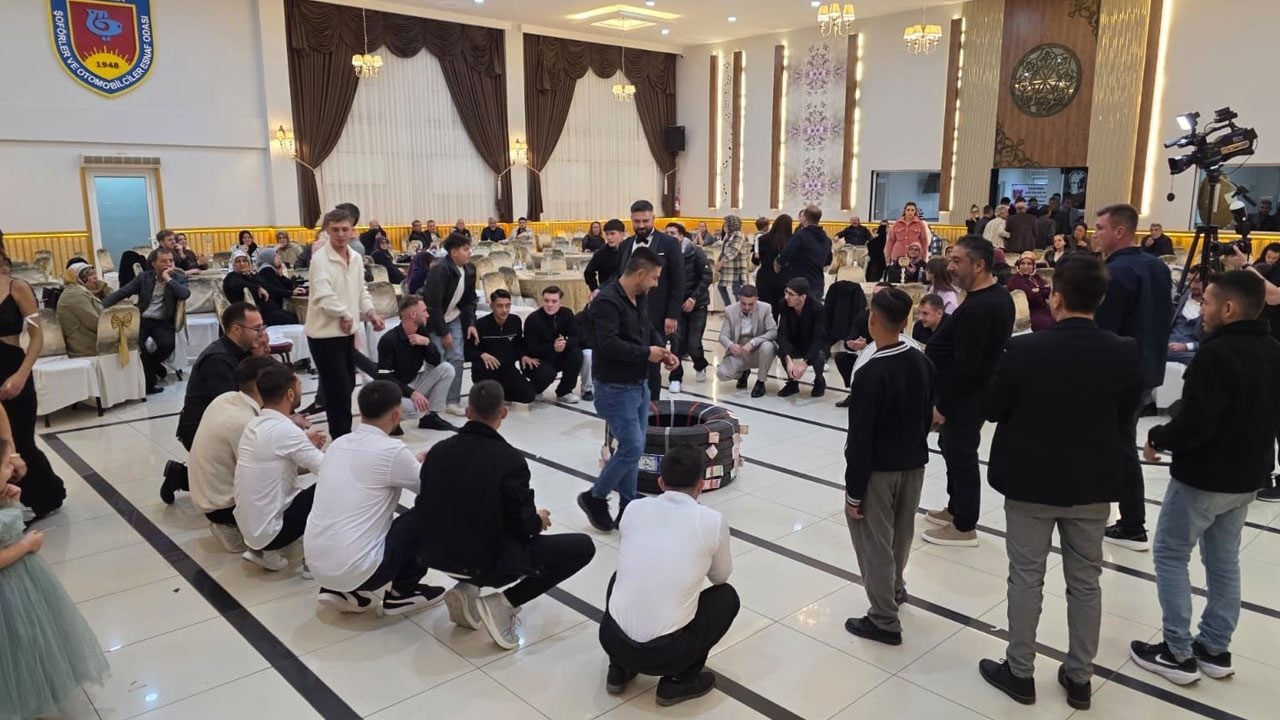 Foto - Değeri 25 bin TL! Damada öyle bir takı taktılar ki salondakiler şaşkına döndü